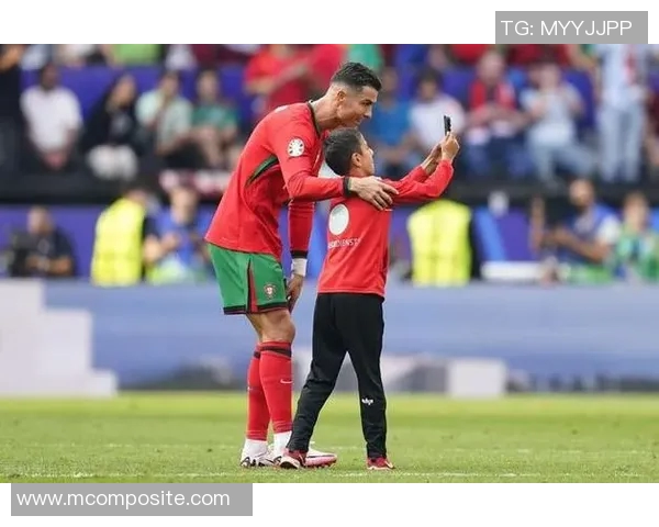 欧冠赛场惊现奇葩瞬间球迷冲入场内抢夺C罗球衣事件回顾