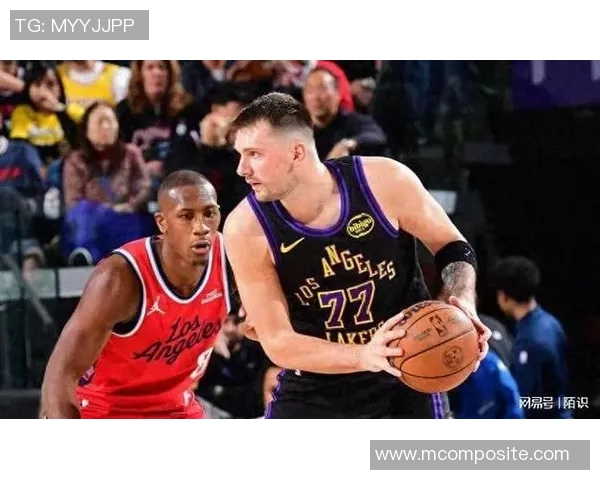 湖人队与快船队激战正酣谁能在洛城德比中笑到最后